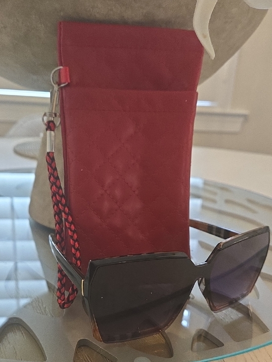 The Unbranded Brand Accessories - Set - Burberry Vibe Check Sunglasses & Quilted Faux Leather Wristlet Case (New)